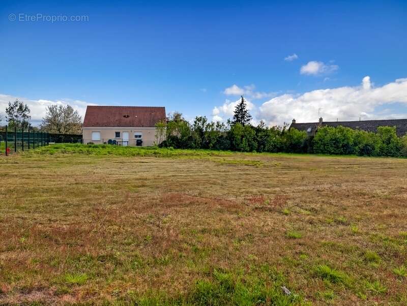 Terrain à OUROUX-SUR-SAONE