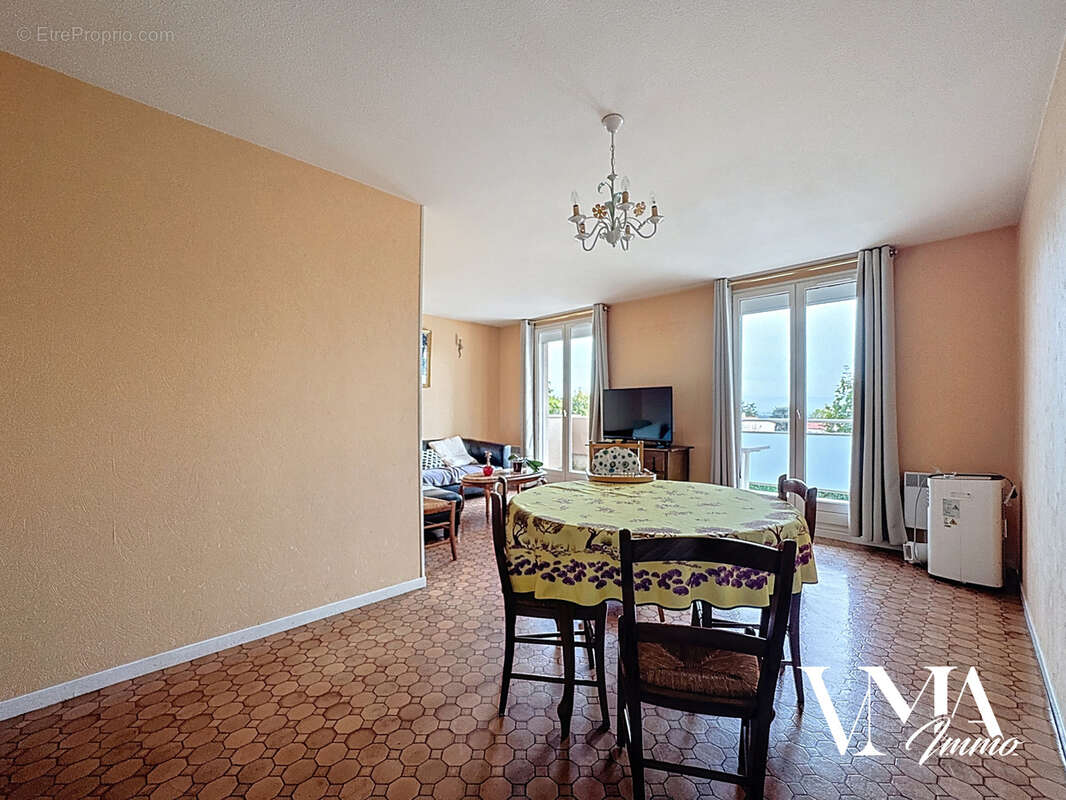 Appartement à LA TOUR-DE-SALVAGNY