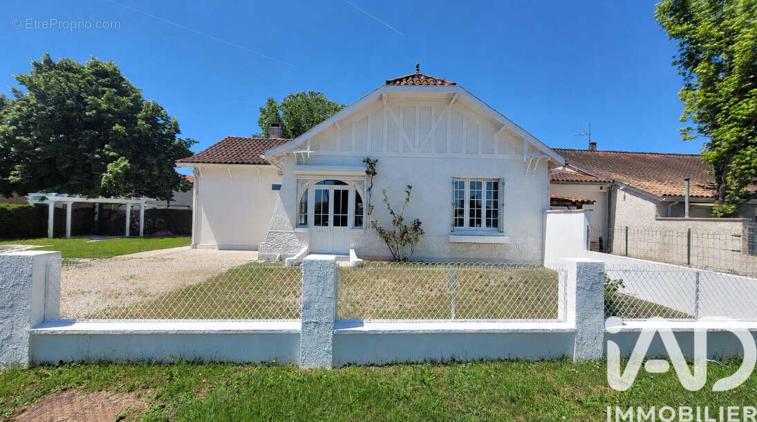 Photo 2 - Maison à LA ROCHE-CHALAIS