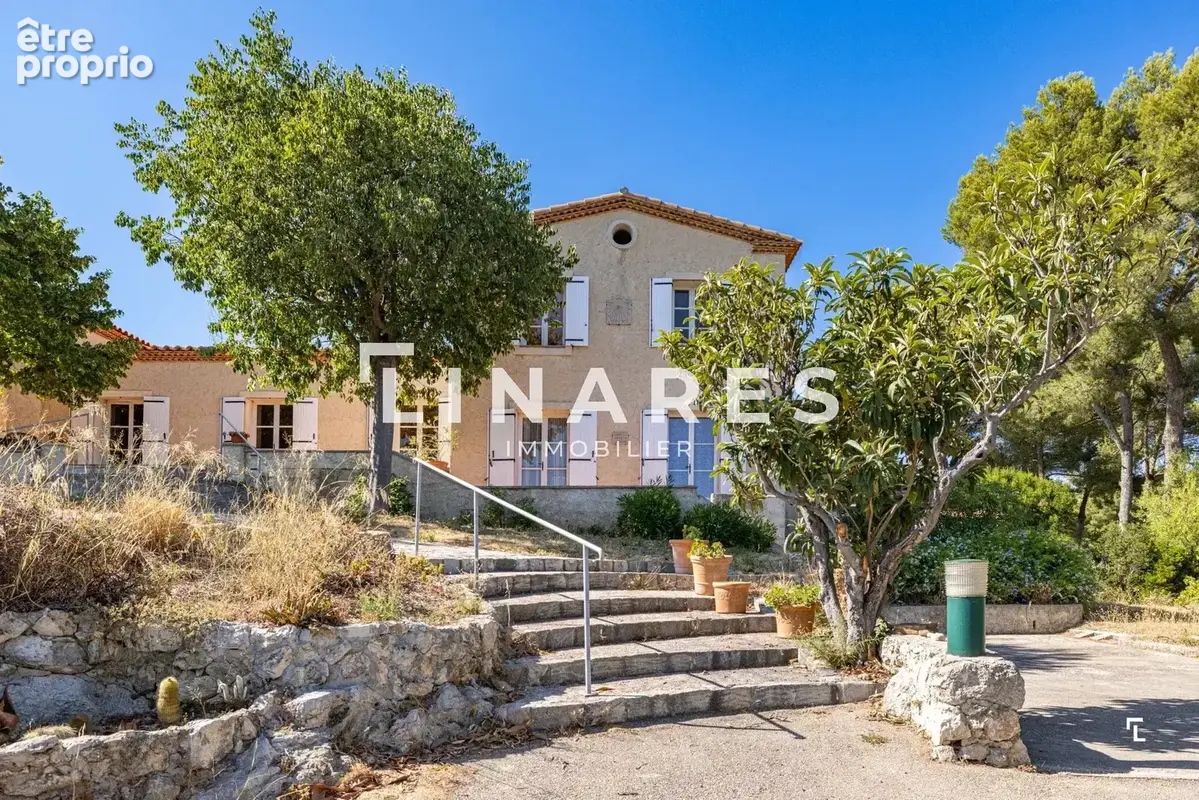 PLEIN SOLEIL - Villa T6 de 206m² - Piscine - Cuisine d'été - Terrain de 3400m² - 13011 LA TREILLE - photo 23
