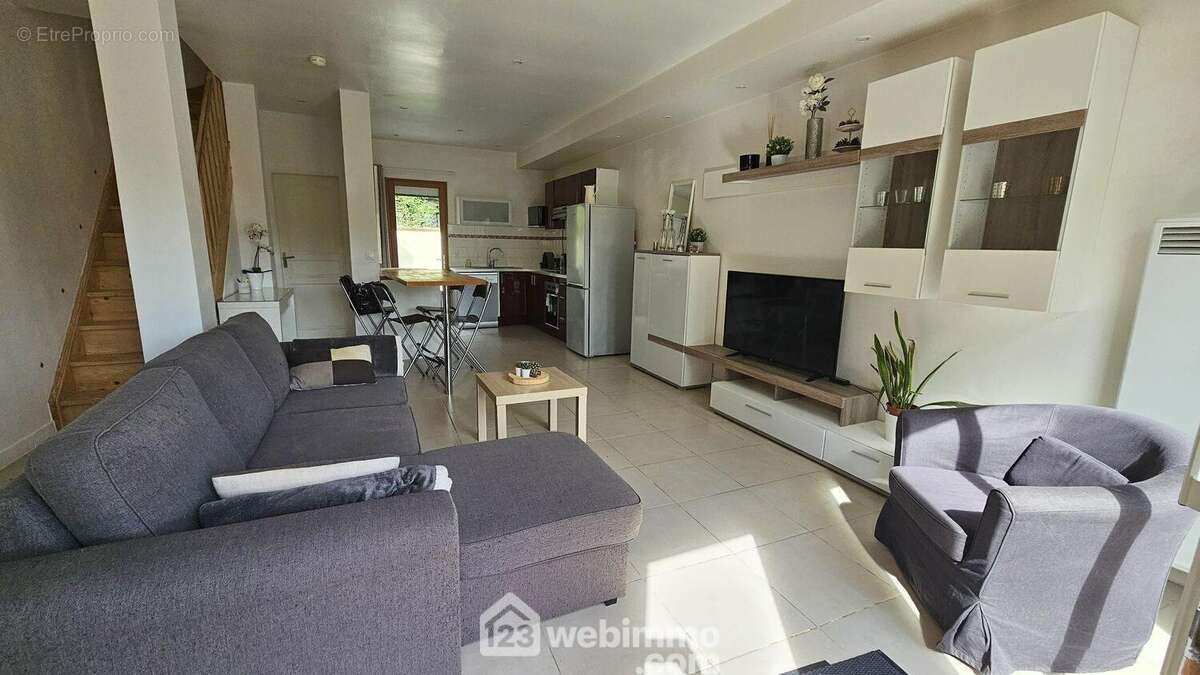 Une autre vue du séjour avec un accès direct sur la cuisine. - Maison à ARBONNE-LA-FORET