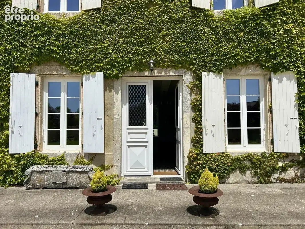 Château du XVIIIe siècle restauré avec soin, avec piscine ch - photo 18