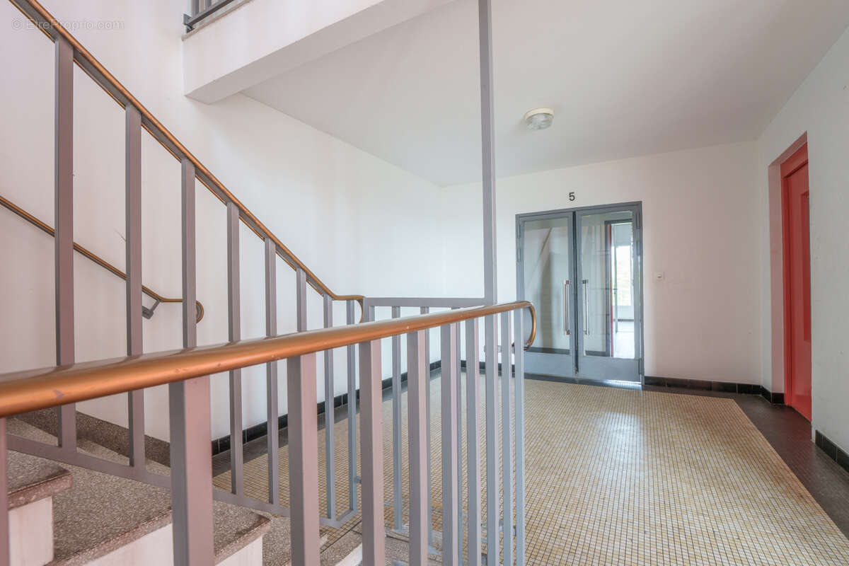 Appartement f1bis meuble proche tram et commerces avec locataire en place - photo 6