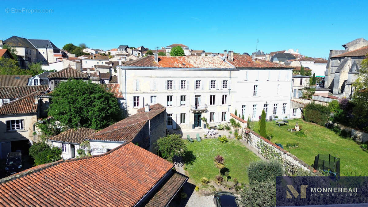 Maison à BARBEZIEUX-SAINT-HILAIRE