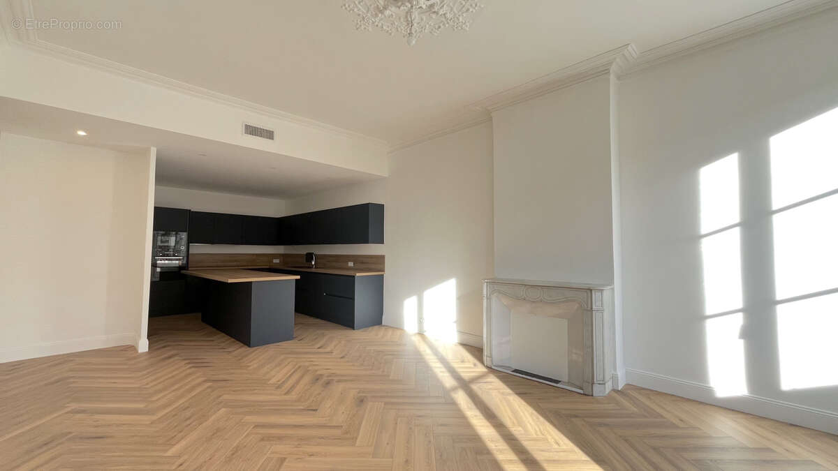 Toulon - Appartement Haussmanien de 160m2 refait à neuf - photo 4