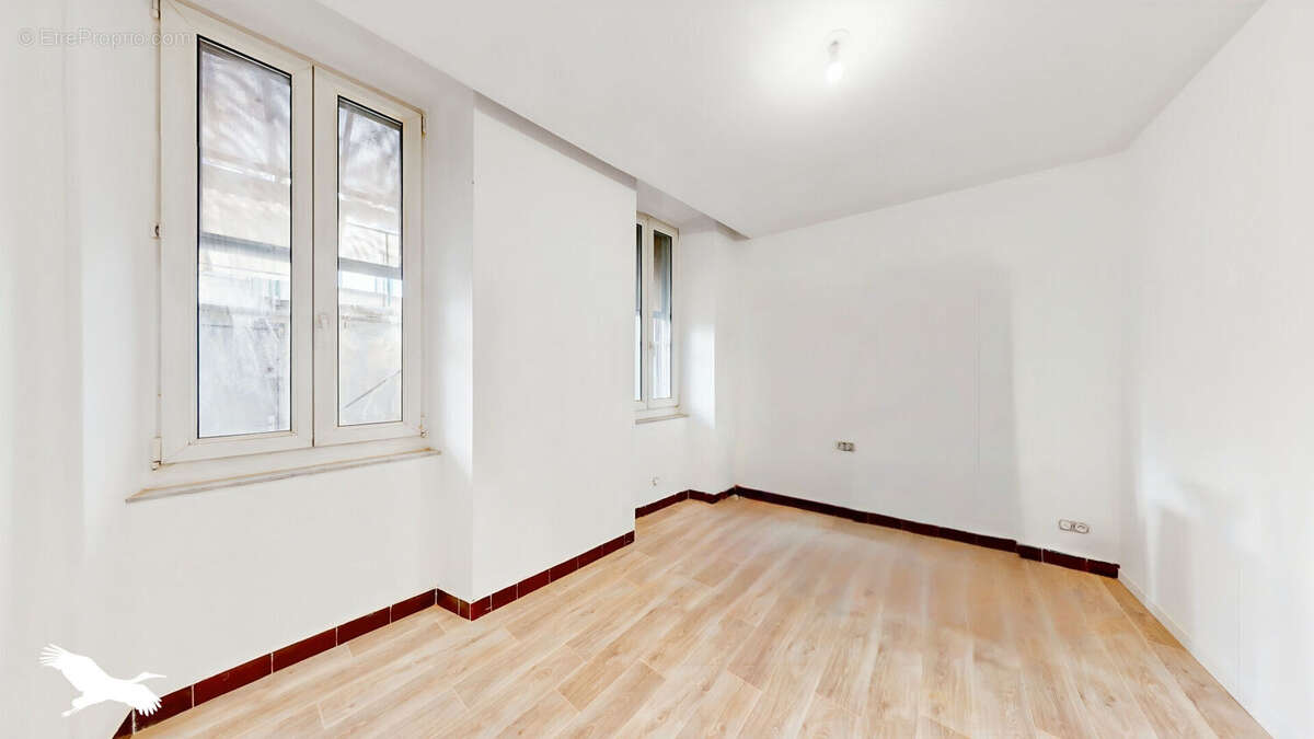 A VENDRE - Marseille 13005, Rue Ferrari - Appartement à vendre - T3 - 63 m² avec extérieur de 23 m², garage et cave de 33 m² - photo 8