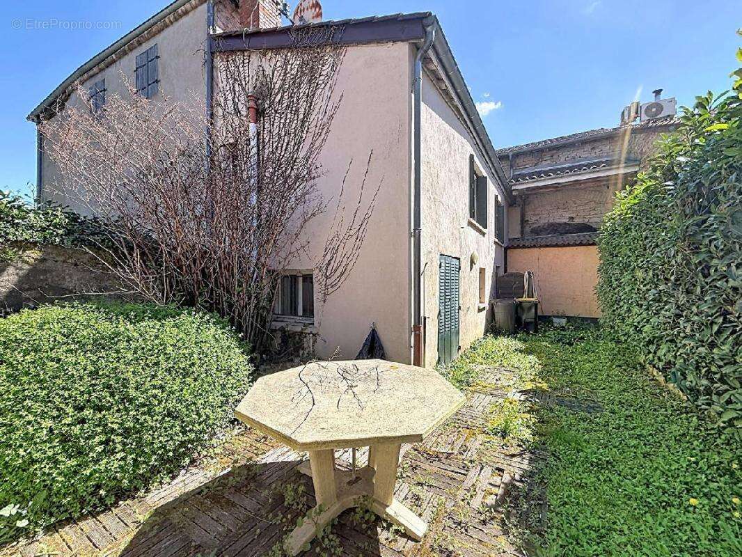 Maison à LUGNY