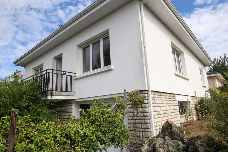 Dpt Charente Maritime (17), à vendre SAINT JEAN D'ANGELY maison P5 de 144 m² habitables avec garage - photo 6