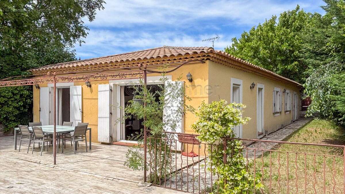 Maison individuelle T5 de 155m² - plain pied - piscine - 83640 Saint Zacharie n°4 - Maison à SAINT-ZACHARIE