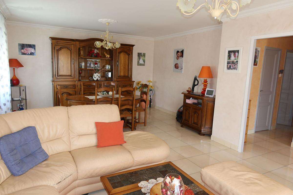 Maison à POUILLEY-LES-VIGNES