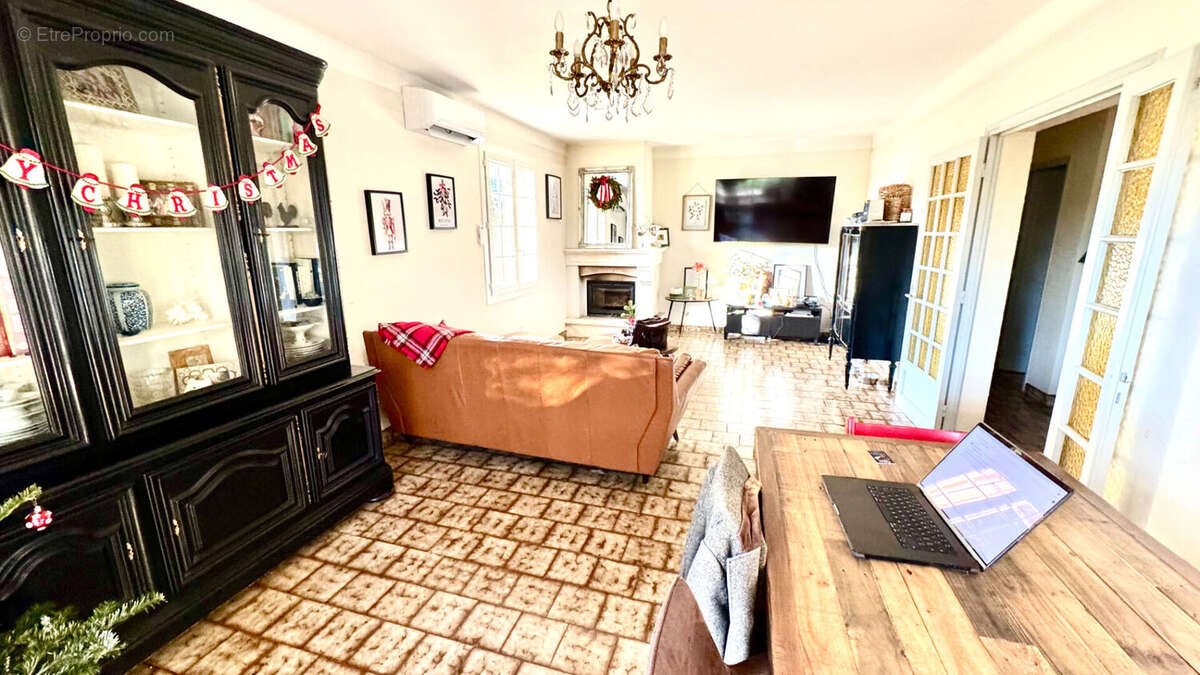 Maison à ENTRAIGUES-SUR-LA-SORGUE