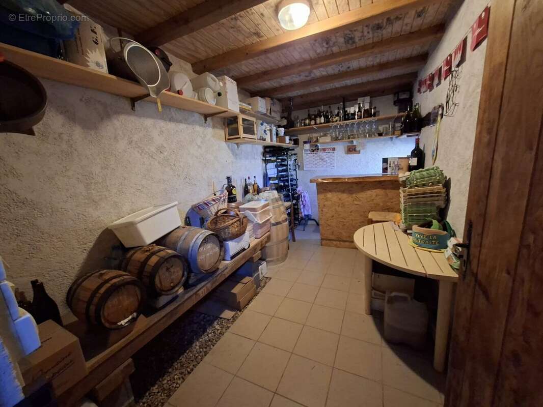 Rare sur le marché, cette belle longère de caractère de 168 m2 habitables, implatntée sur un beau terrain de 1126 m2 avec piscin - photo 16