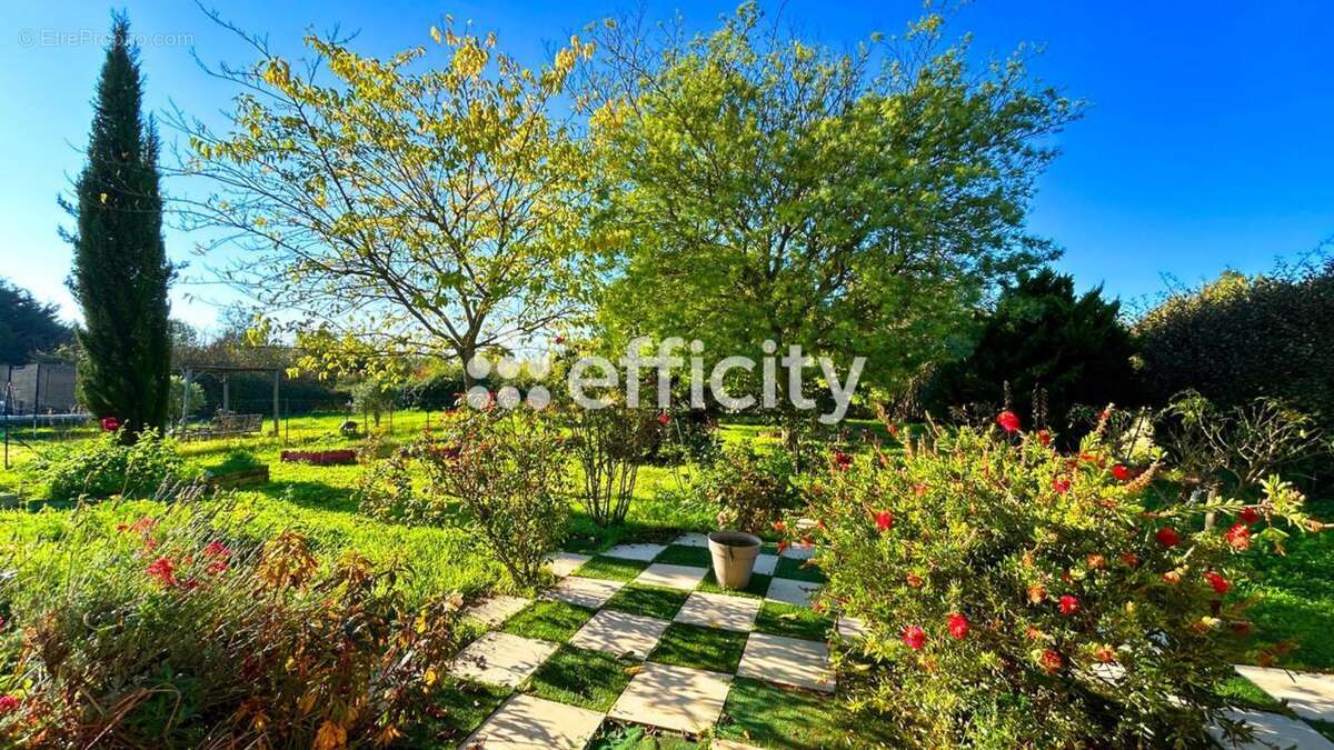 Maison à SAINT-LAURENT-DE-LA-PREE