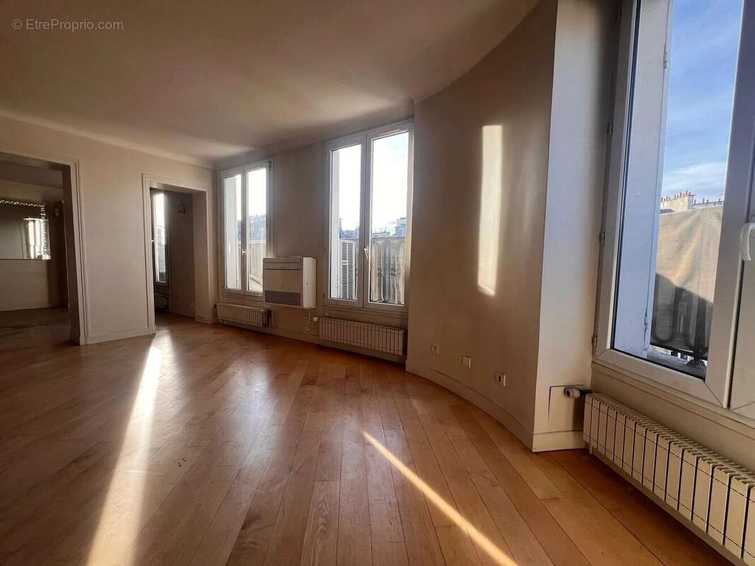 Appartement à PARIS-1E