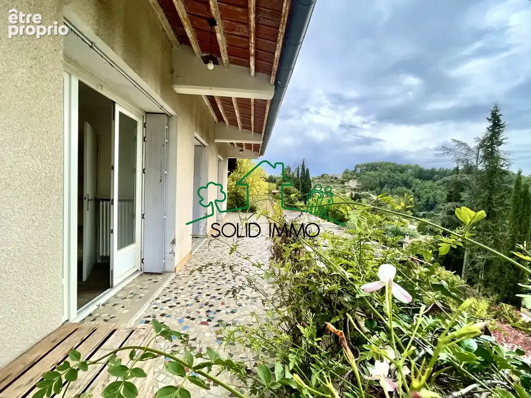 Maison spacieuse avec jardin, piscine et vue sur village médiéval - photo 4