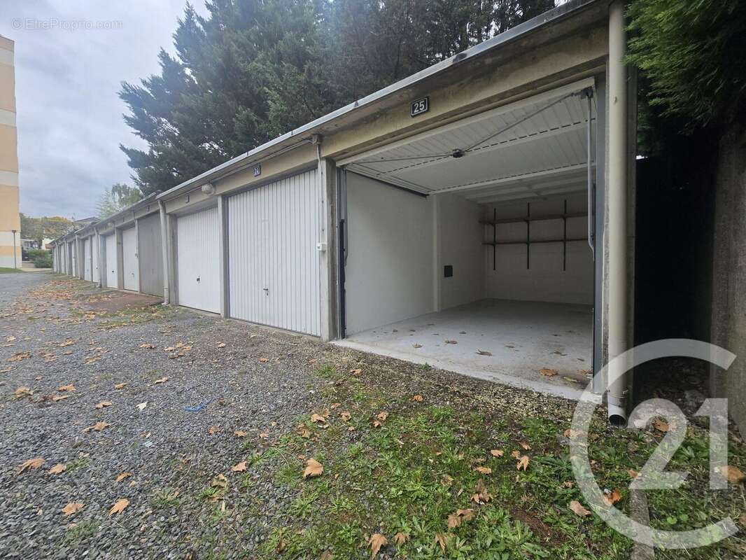 Parking à SAINT-MAUR-DES-FOSSES