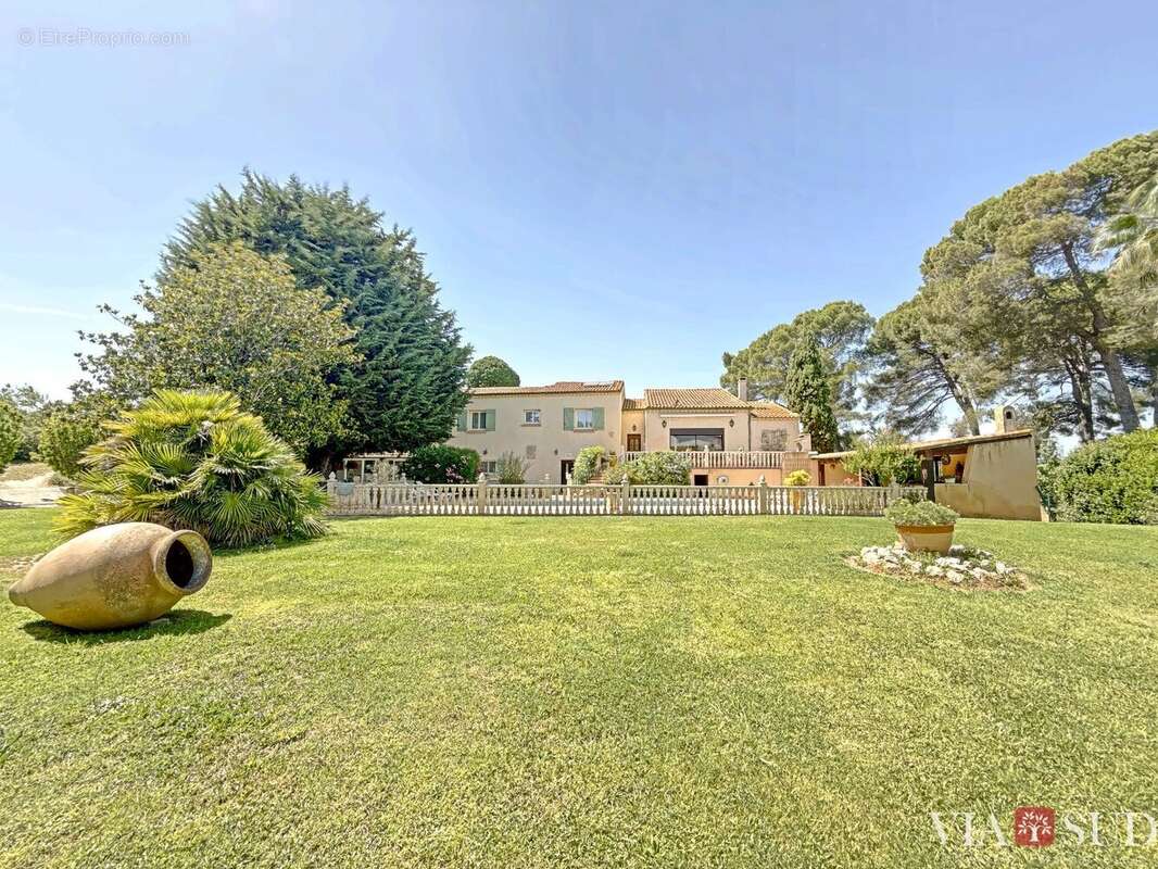 PÉZENAS, vaste villa familiale de 270 m² sur parc constructible de 4 050 m² avec piscine - photo 3