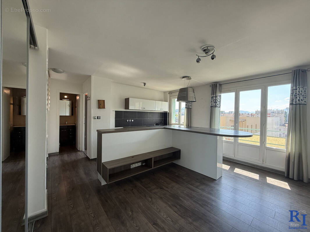 Pièce à vivre avec jolie cuisine et balcon - Appartement à GRENOBLE