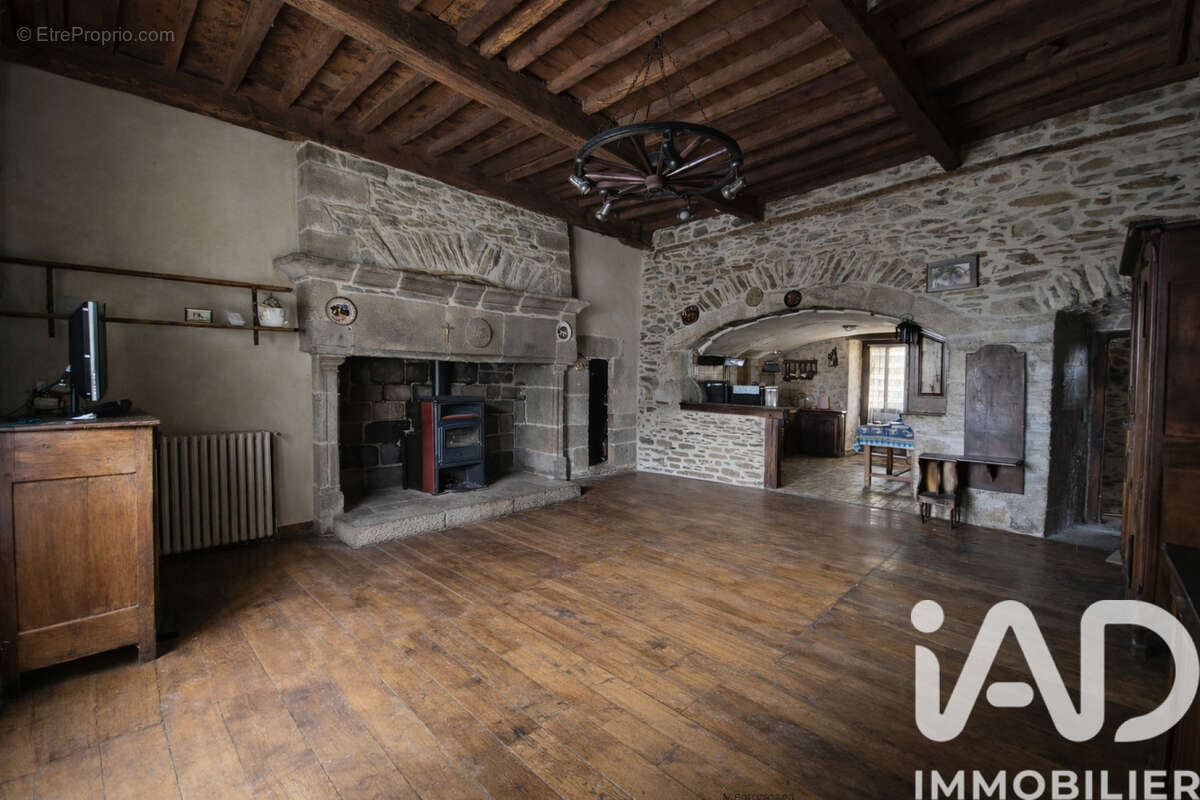 Maison 104 m² à Laval-De-Cere  - photo 5