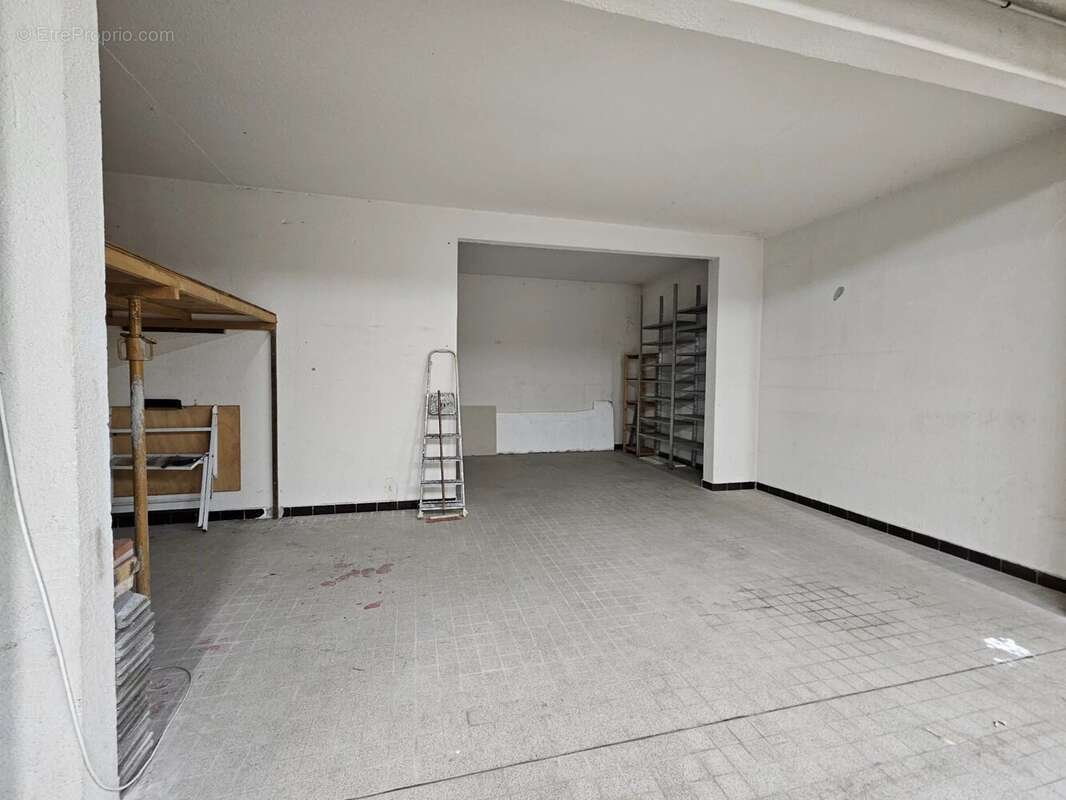 Parking à VALLAURIS