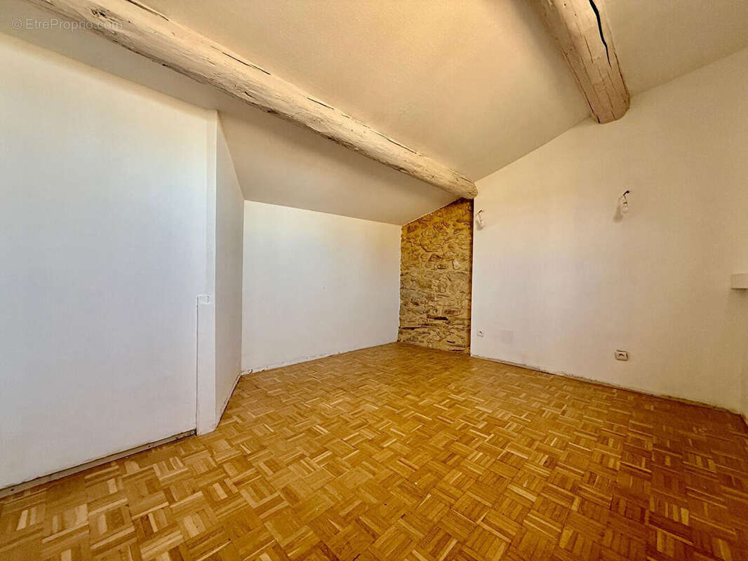 Appartement à BAGNOLS-SUR-CEZE