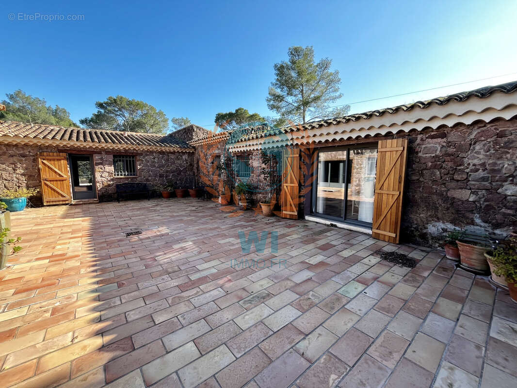 Maison à ROQUEBRUNE-SUR-ARGENS