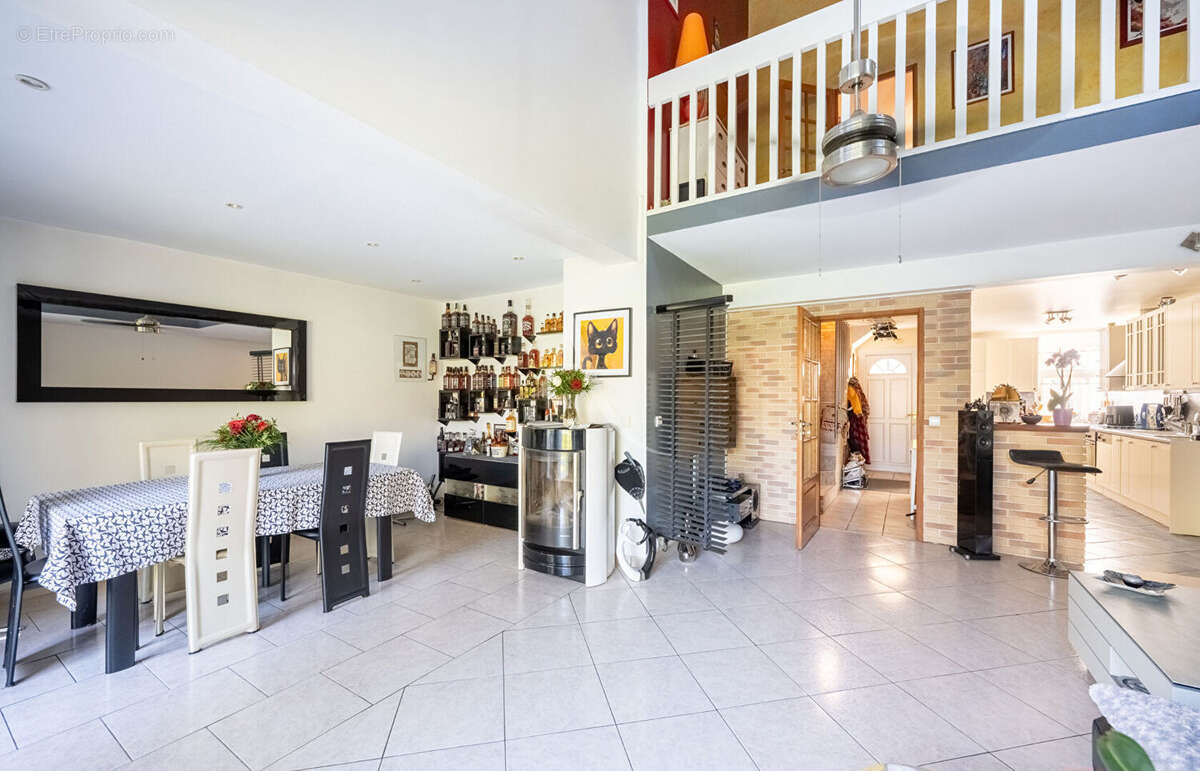 Maison à JOUY-LE-MOUTIER