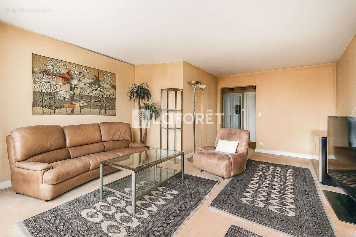 Appartement à COURBEVOIE