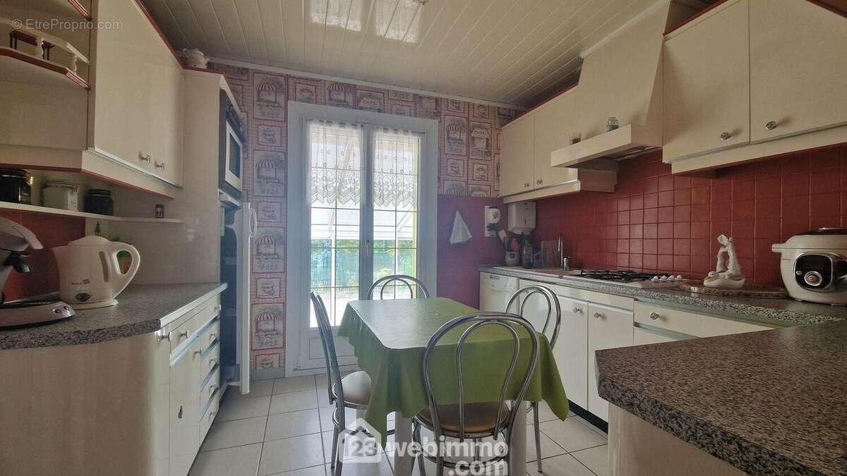 Une cuisine indépendante aménagée de 10 m²