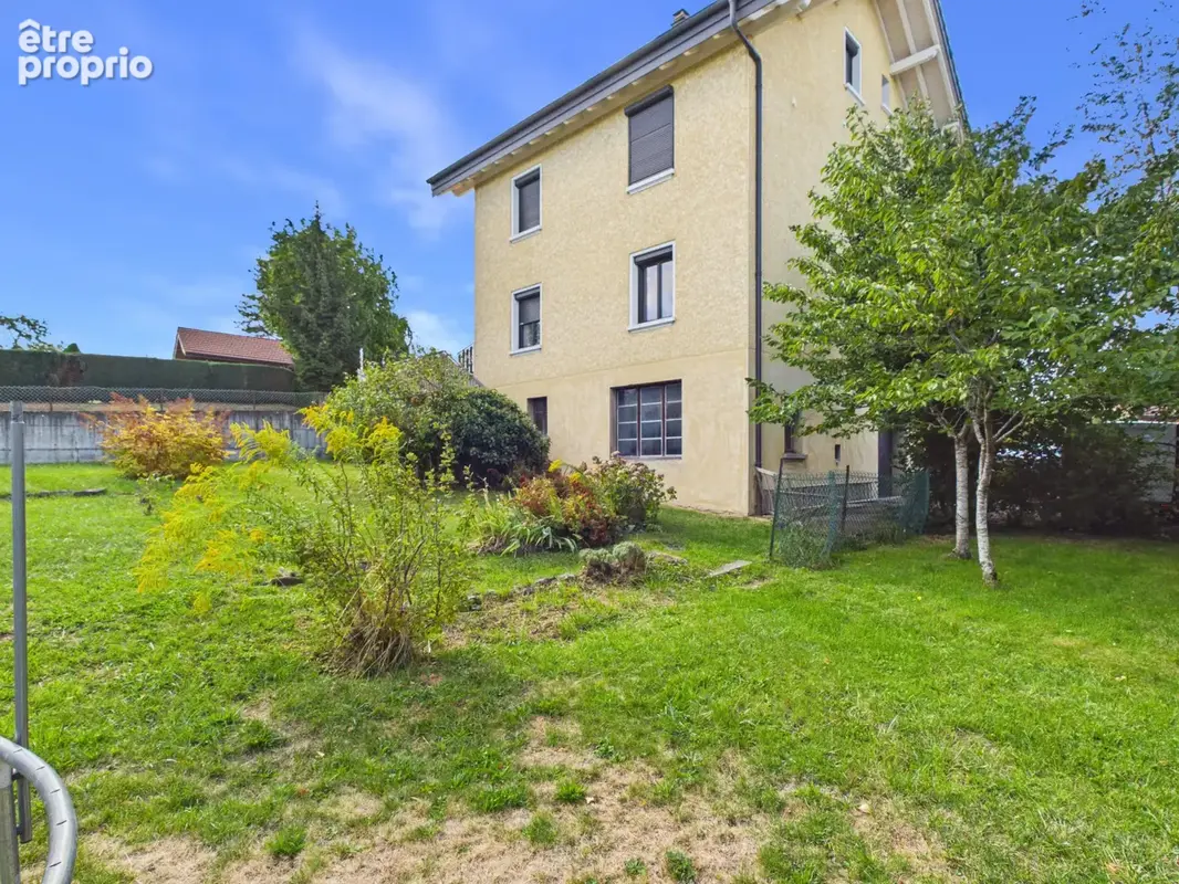 Maison composée de 3 appartements et terrain de 2 378 m2 - photo 2