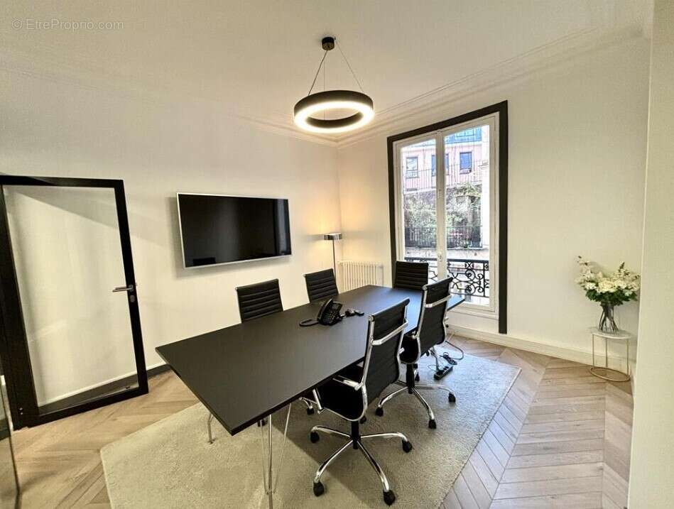 Commerce à PARIS-8E