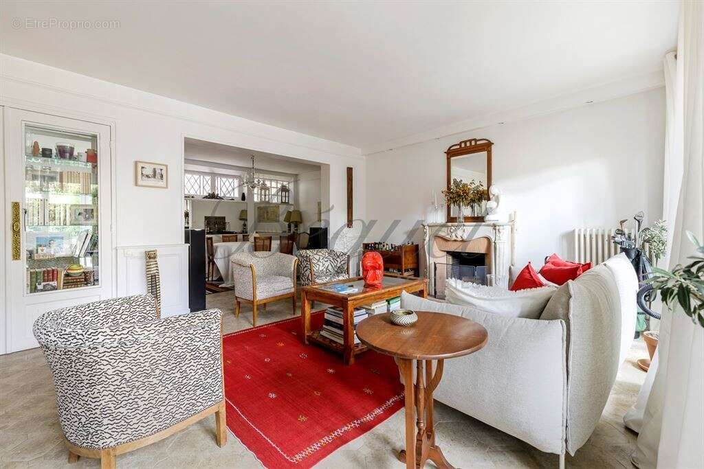 Maison à MARNES-LA-COQUETTE