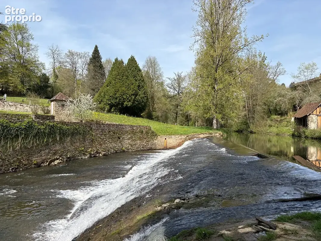 Ancien moulin avec turbine en activité, 700 m² de potentiel au coeur d'un des Plus Beaux Villages de France - photo 4