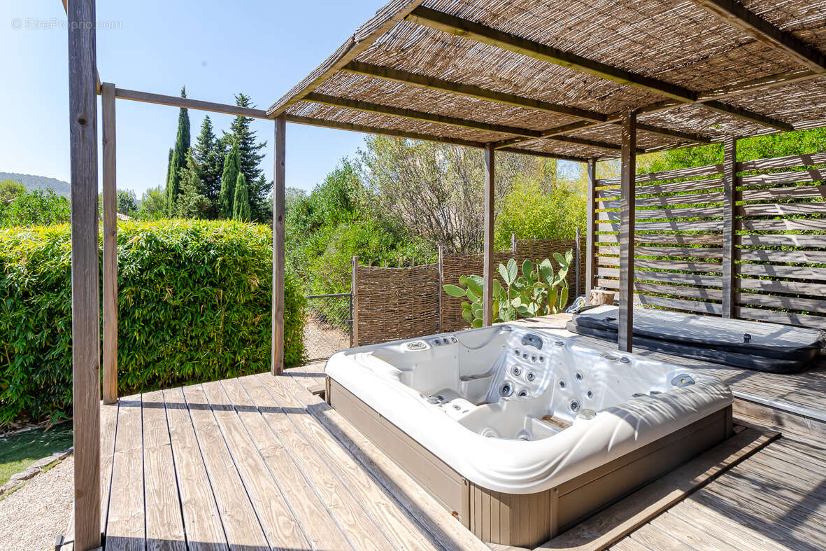 Roquefort-la-Bédoule   Maison de plain-pied sur un terrain de 2 832 m2 avec piscine et dépendances - photo 11