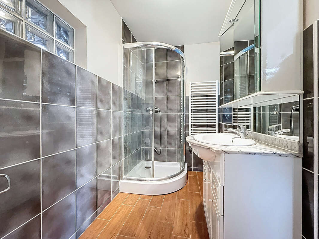 Maison proche des commerces avec terrasse de 42 m2 et un grand garage. - photo 6
