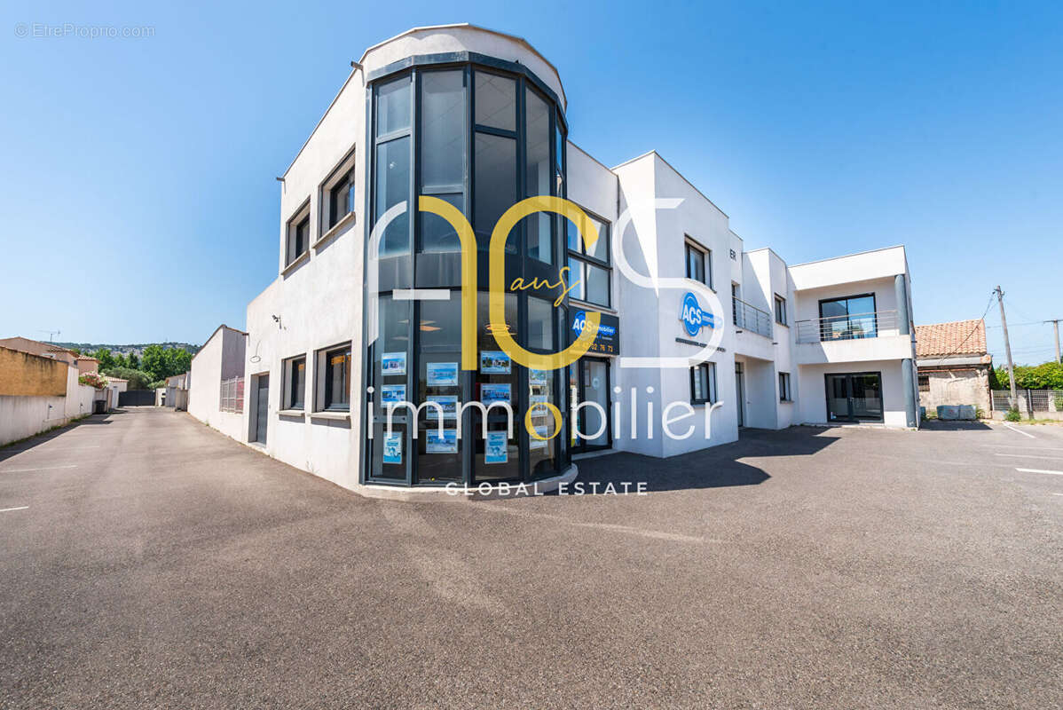 Commerce à CHATEAUNEUF-LES-MARTIGUES