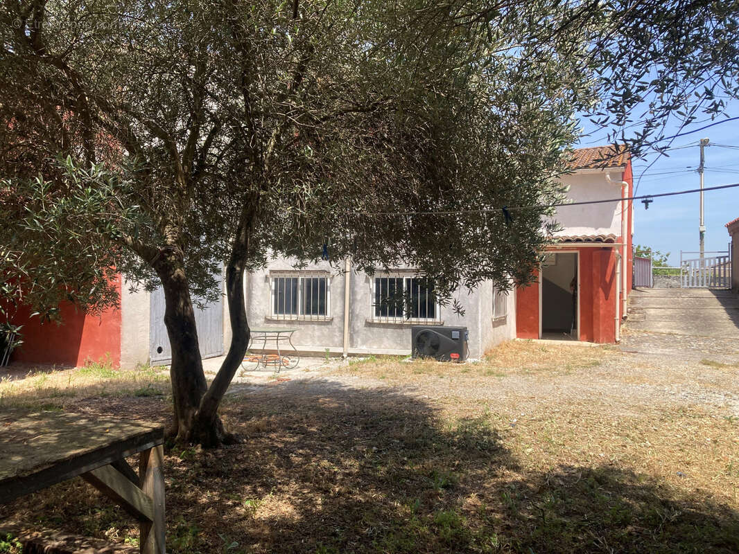Axe Carcassonne Limoux, dans village, maison avec jardin, 4 chambres,  garage, et piscine intérieure. - photo 13