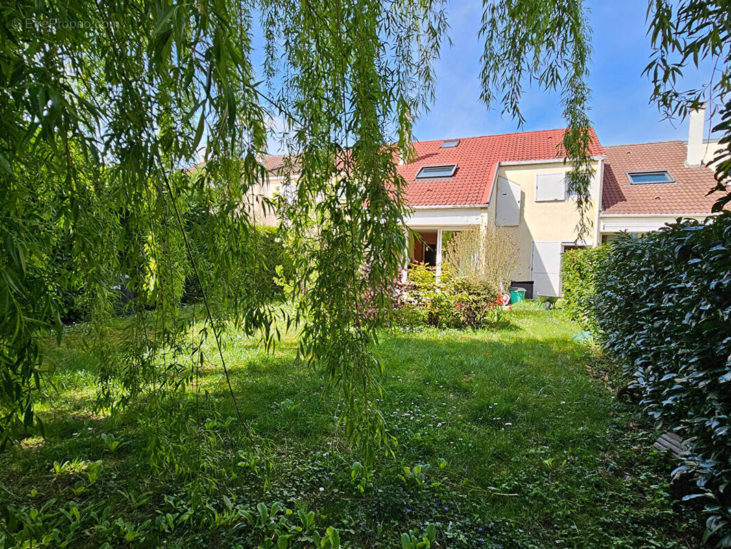 Maison à VOISINS-LE-BRETONNEUX
