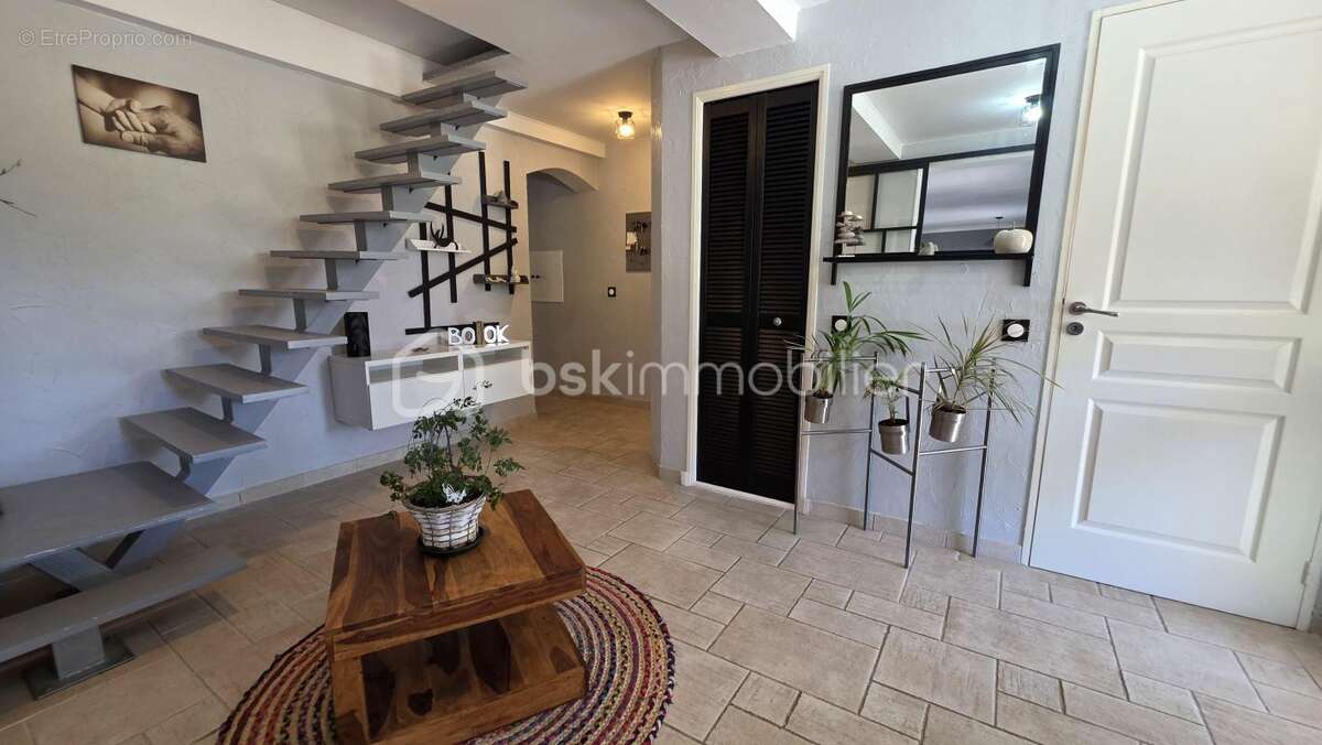  EN EXCLUSIVITÉ – VIDAUBAN – Maison traditionnelle de 171 m² avec piscine, terrain de 1 566 m² et fort potentiel - photo 8