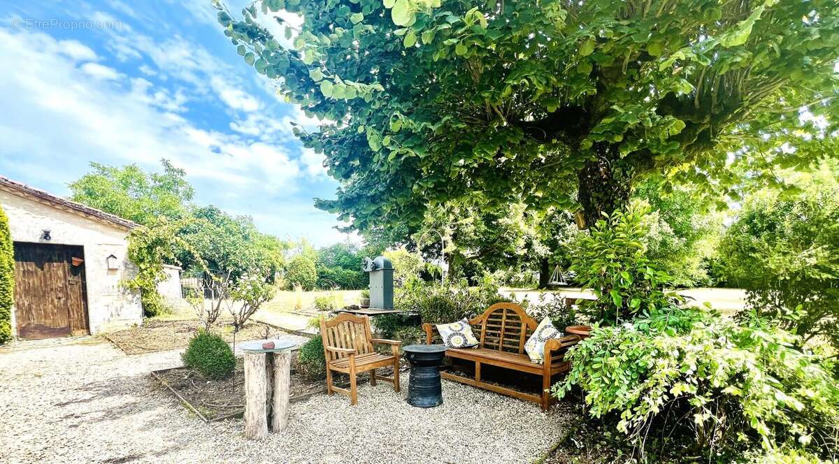 Maison 425 m² à Angouleme  - photo 4