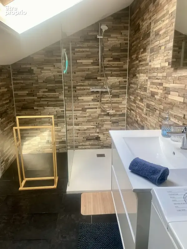 Du style, du charme et une rénovation réussie pour cet appartement entièrement meublé de 86 m2 en plein centre - photo 3