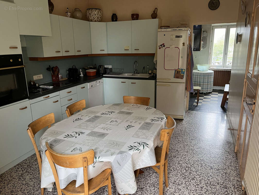 Maison 280 m² à La Chapelle-De-Guinchay  - photo 7