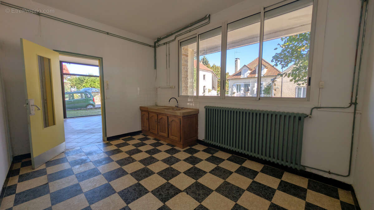 Exclusivité - Grand local avec logement F5   Nombreuses possibilités - photo 11
