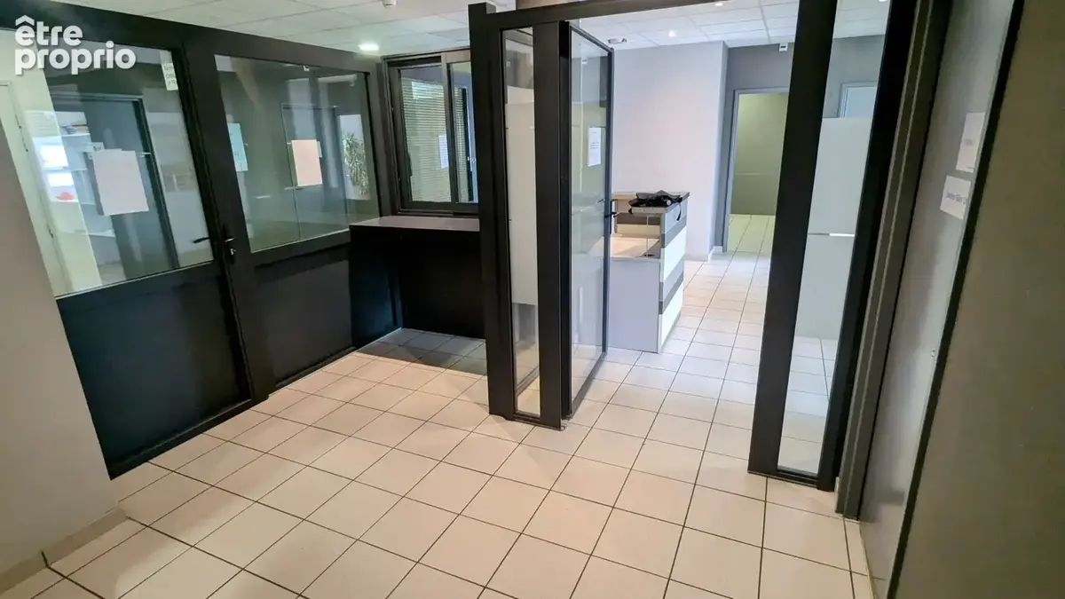 Local professionnel  114 m² - photo 4