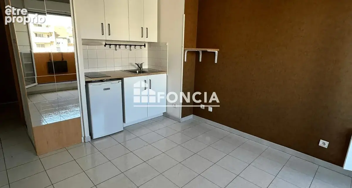 Prox Castellane - Studio avec balcon en étage ue dégagée - photo 1