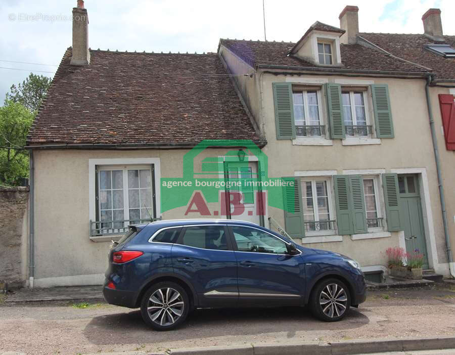 58, Varzy proche des commerces MAISON DE BOURG habitable à rafraîchir au goût du jour. - photo 2