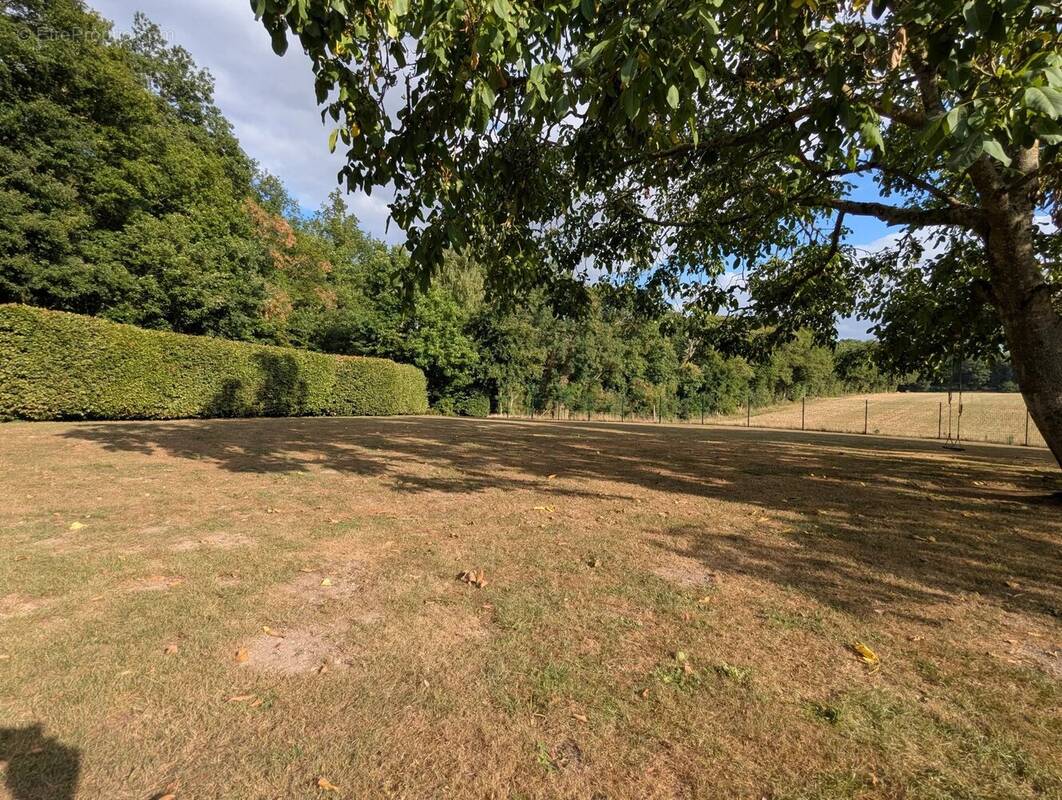 Terrain à FONTAINE-SOUS-JOUY
