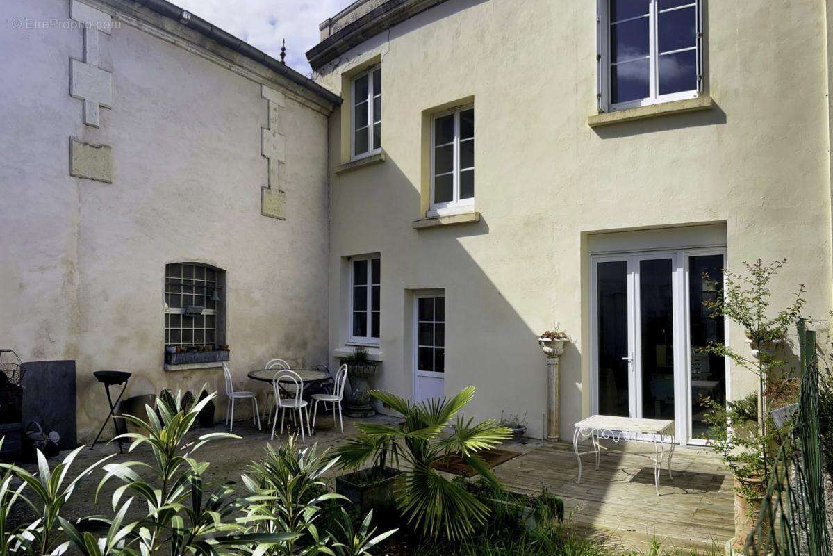 Maison à SAINT-JEAN-D'ANGELY