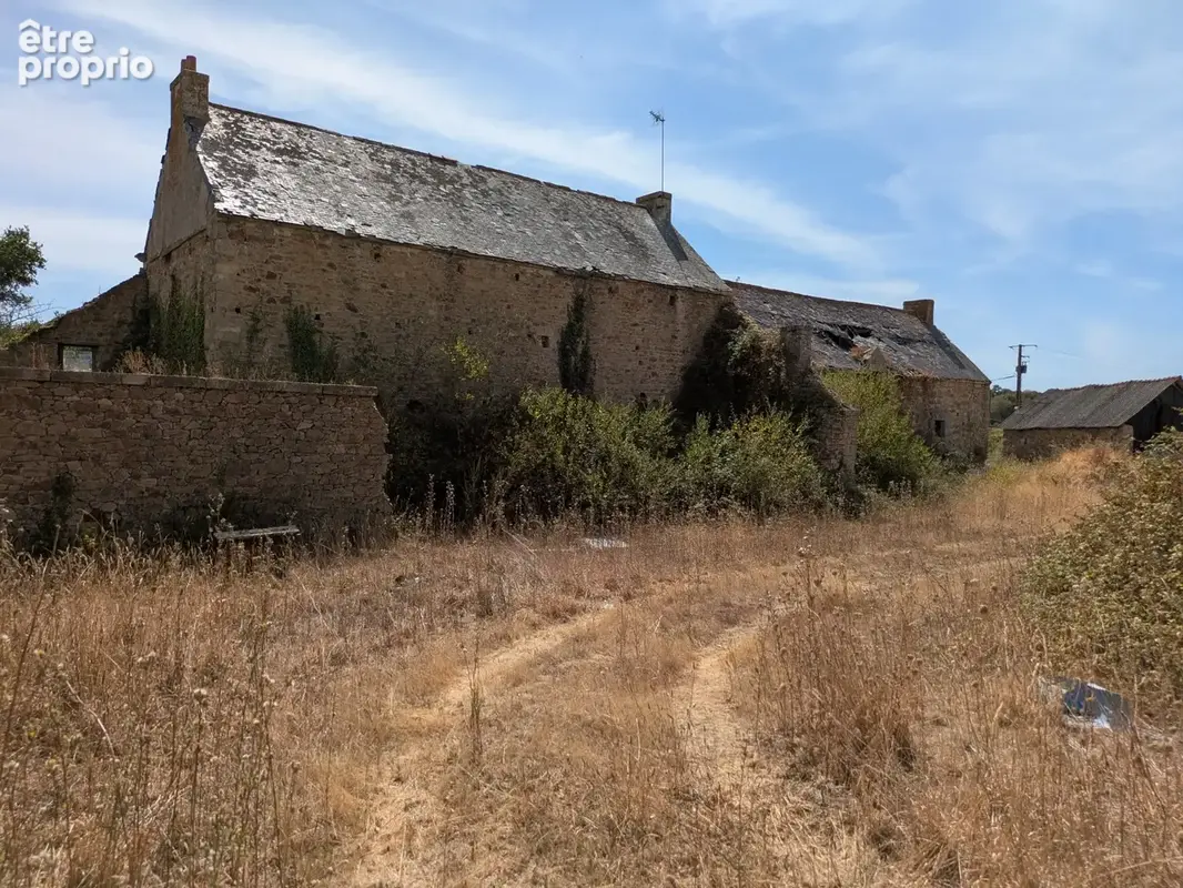 Nostang propriété composée d'une maison en pierre à rénover avec trois dépendance un puits et 21 hectares environ - photo 3