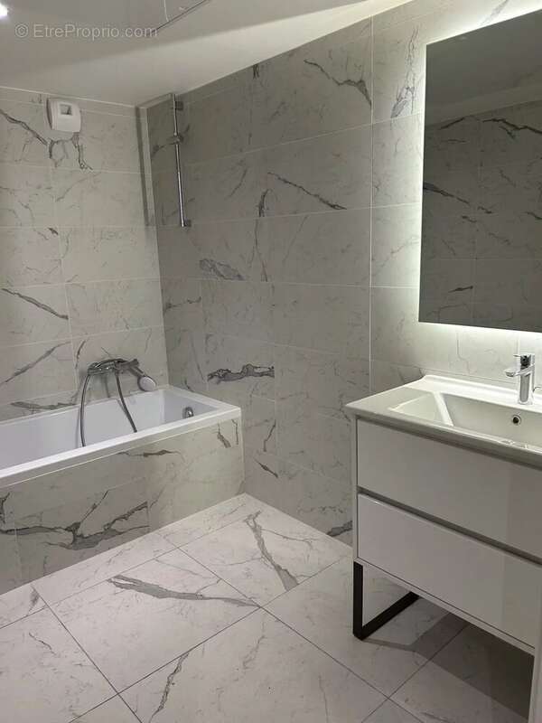 Appartement à SAINT-LAURENT-DU-VAR